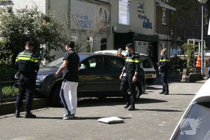 Bestuurder rijdt met auto op tuinhek