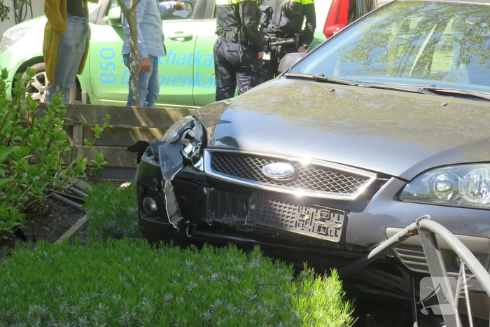 Bestuurder rijdt met auto op tuinhek