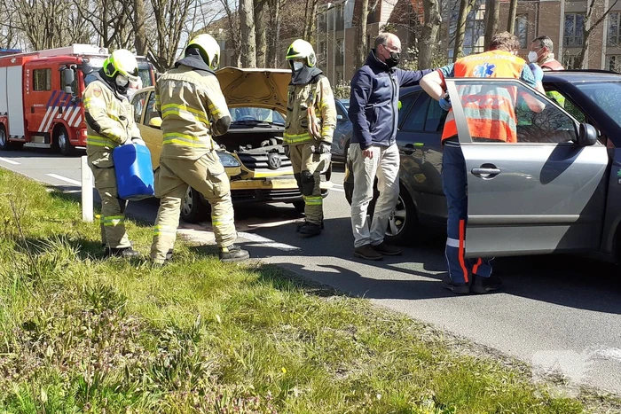 Meerdere auto's botsen bij verkeersongeval