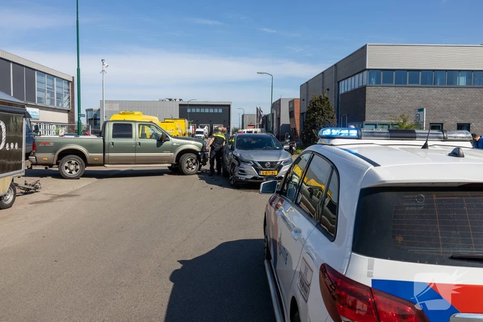 Twee auto's botsen op industrieterrein Haarbrug-Noord