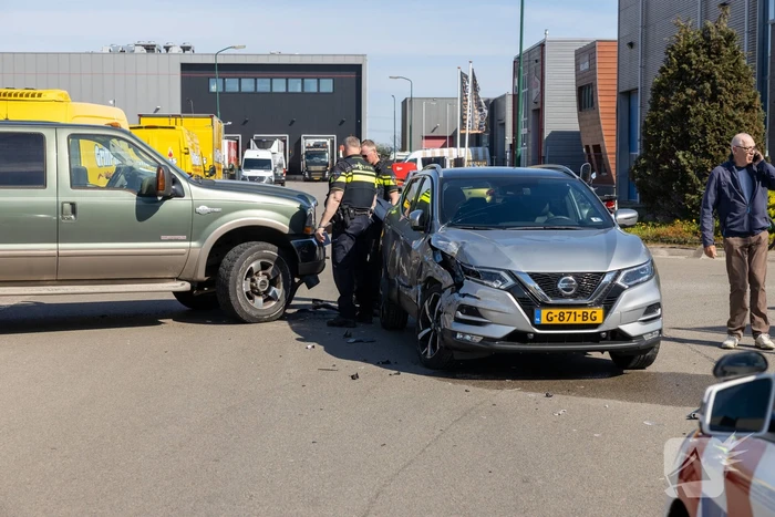 Twee auto's botsen op industrieterrein Haarbrug-Noord