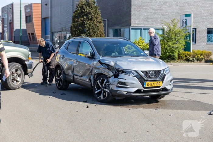 Twee auto's botsen op industrieterrein Haarbrug-Noord