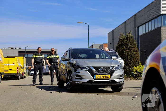 Twee auto's botsen op industrieterrein Haarbrug-Noord