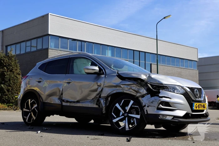 Twee auto's botsen op industrieterrein Haarbrug-Noord