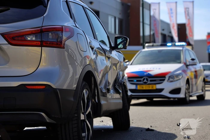 Twee auto's botsen op industrieterrein Haarbrug-Noord