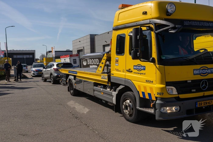 Twee auto's botsen op industrieterrein Haarbrug-Noord