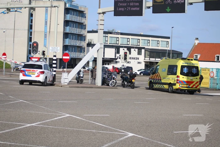 Motorrijder onderuit voor ingang veerdienst