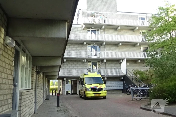 Politie en ambulance aanwezig voor een incident in woning
