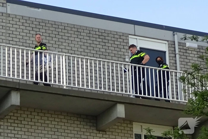 Politie en ambulance aanwezig voor een incident in woning