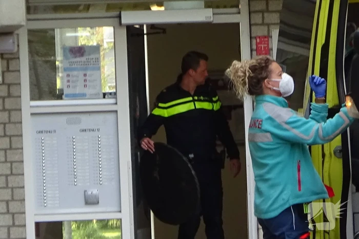 Politie en ambulance aanwezig voor een incident in woning