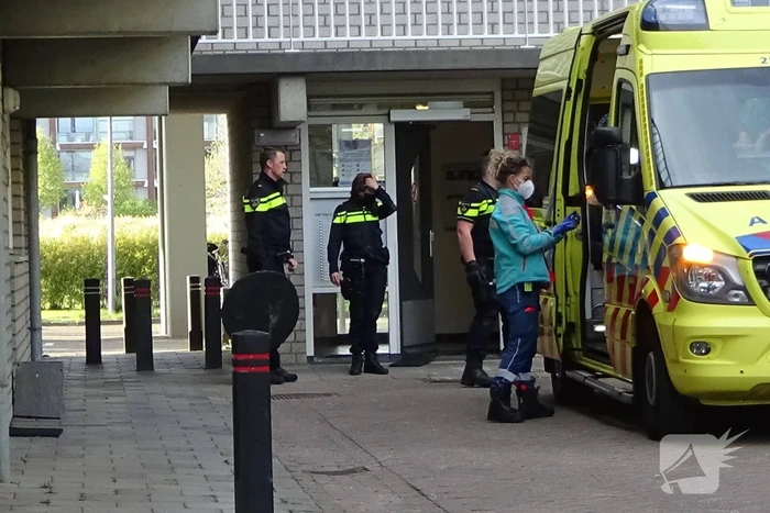 Politie en ambulance aanwezig voor een incident in woning