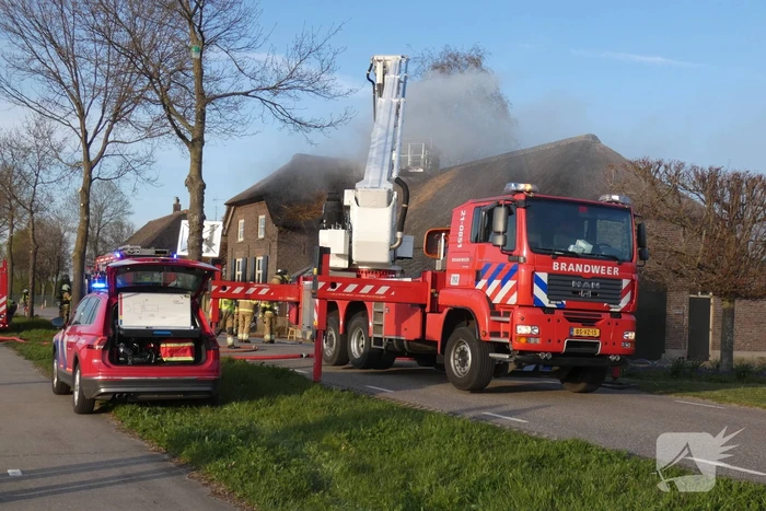 Brandweer bestrijdt grote brand in woning