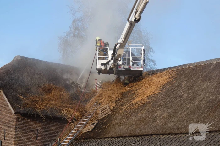 Brandweer bestrijdt grote brand in woning