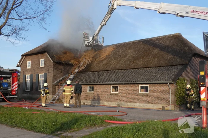 Brandweer bestrijdt grote brand in woning