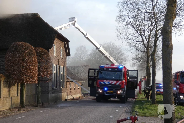 Brandweer bestrijdt grote brand in woning