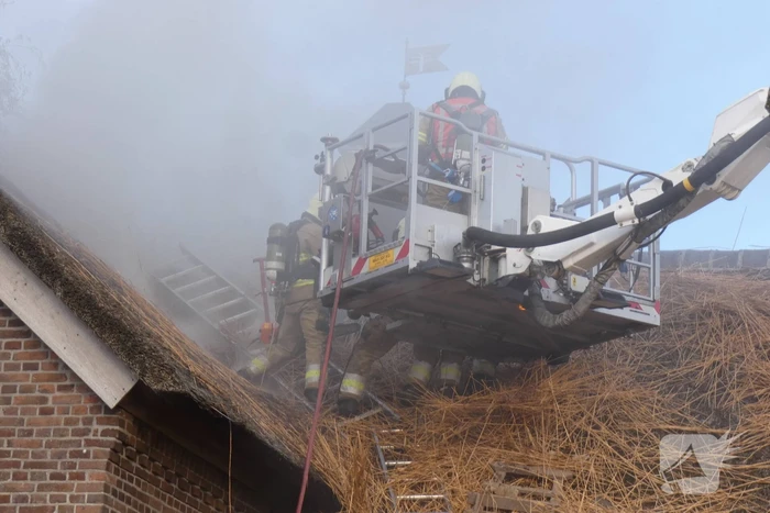 Brandweer bestrijdt grote brand in woning