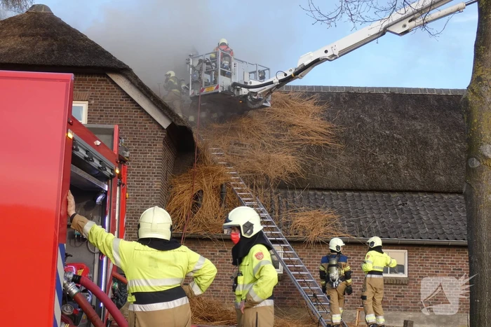 Brandweer bestrijdt grote brand in woning