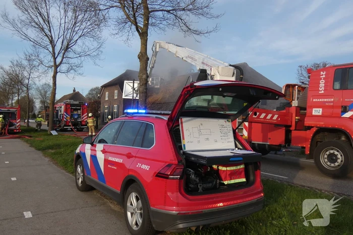 Brandweer bestrijdt grote brand in woning