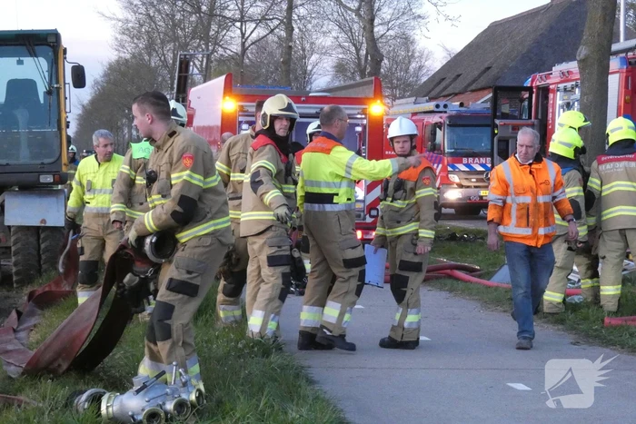 Brandweer bestrijdt grote brand in woning
