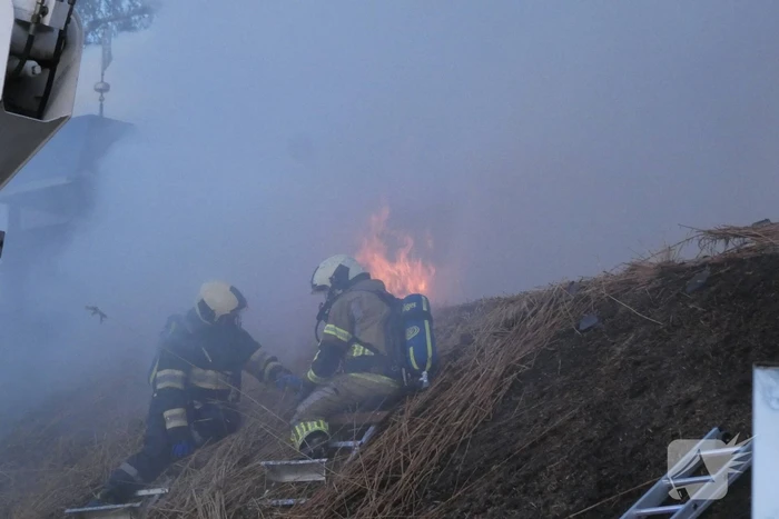 Brandweer bestrijdt grote brand in woning