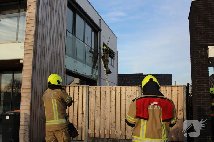 Brandweer bevrijdt duif tussen raam en glasplaat