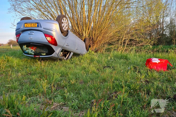 Personenauto raakt in slip en slaat over de kop