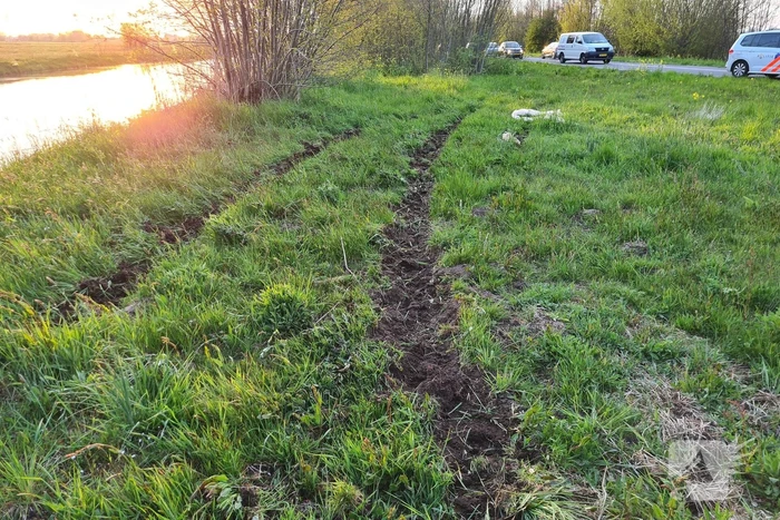 Personenauto raakt in slip en slaat over de kop