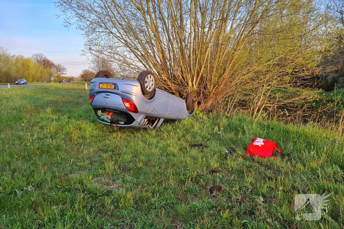 Personenauto raakt in slip en slaat over de kop