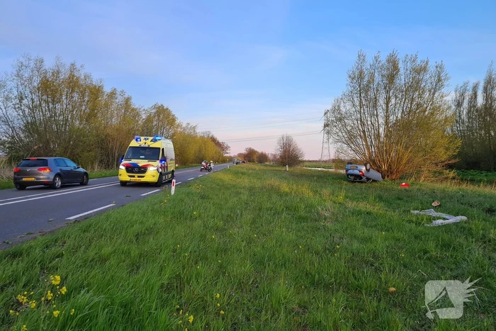 Personenauto raakt in slip en slaat over de kop