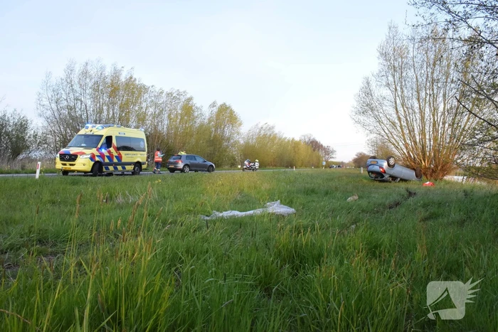 Personenauto raakt in slip en slaat over de kop