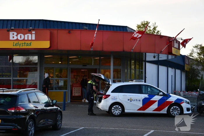 Politie aanwezig door winkeldiefstal met geweld in Boni