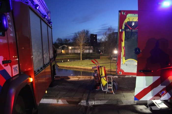 Auto raakt te water; inzittenden op de vlucht