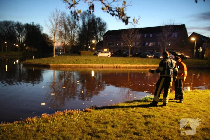 Auto raakt te water; inzittenden op de vlucht