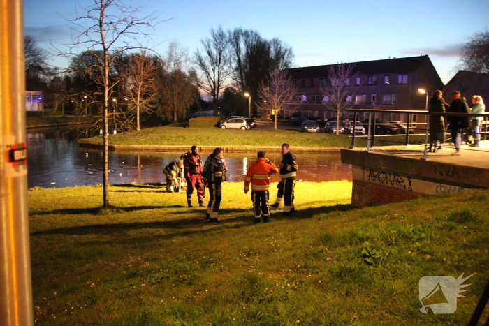 Auto raakt te water; inzittenden op de vlucht