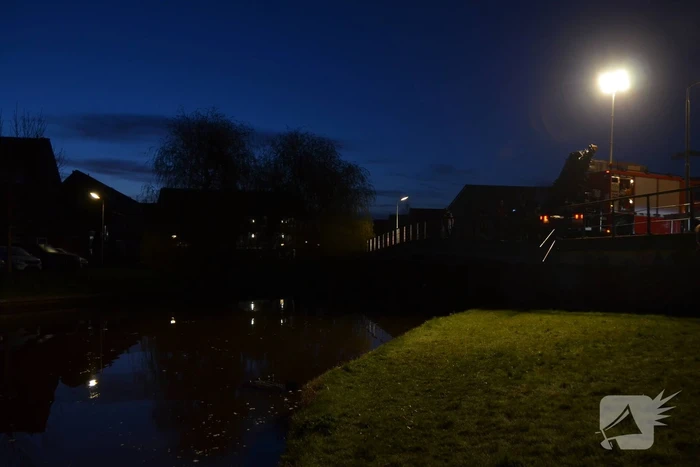Auto raakt te water; inzittenden op de vlucht