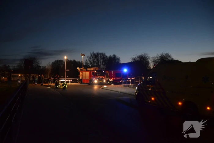 Auto raakt te water; inzittenden op de vlucht