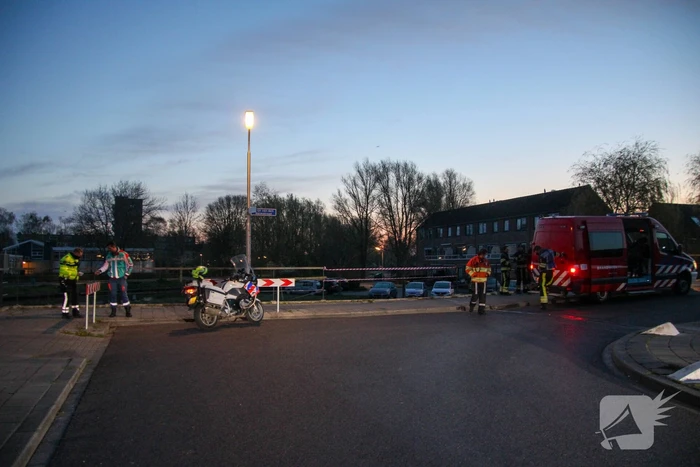 Auto raakt te water; inzittenden op de vlucht