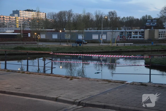 Auto raakt te water; inzittenden op de vlucht