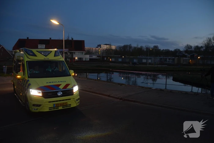 Auto raakt te water; inzittenden op de vlucht