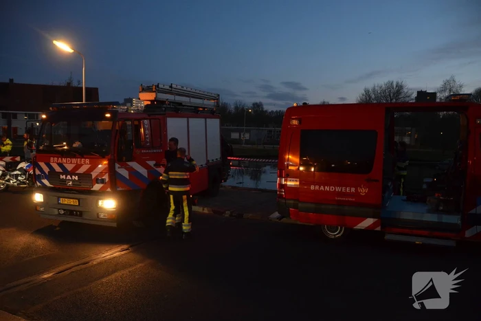 Auto raakt te water; inzittenden op de vlucht