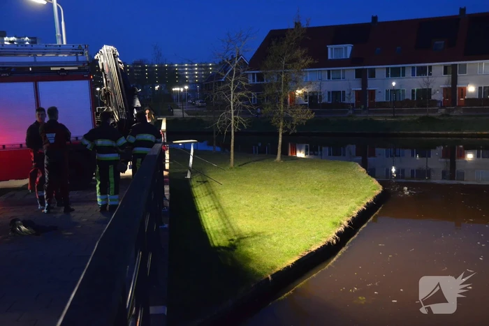 Auto raakt te water; inzittenden op de vlucht