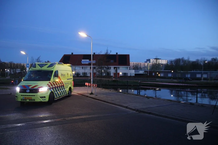 Auto raakt te water; inzittenden op de vlucht