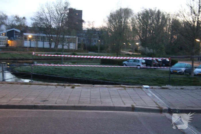 Auto raakt te water; inzittenden op de vlucht