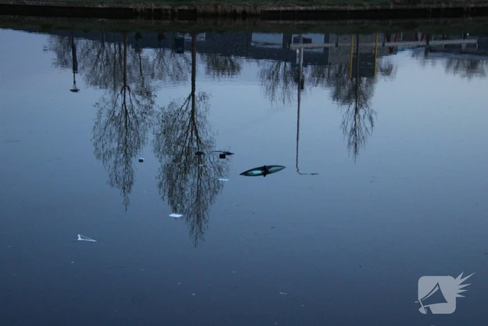Auto raakt te water; inzittenden op de vlucht