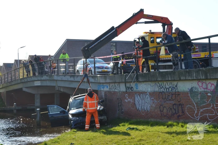Auto raakt te water; inzittenden op de vlucht