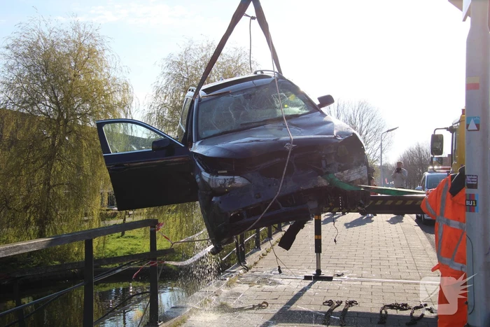 Auto raakt te water; inzittenden op de vlucht
