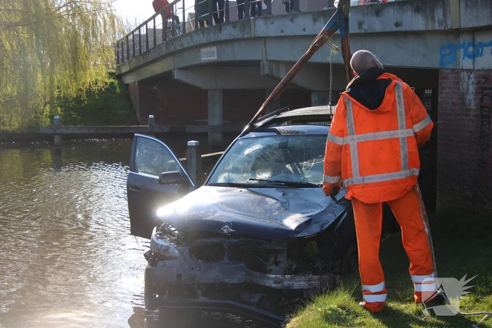 Auto raakt te water; inzittenden op de vlucht