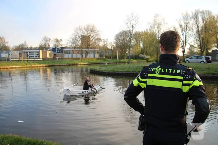 Auto raakt te water; inzittenden op de vlucht