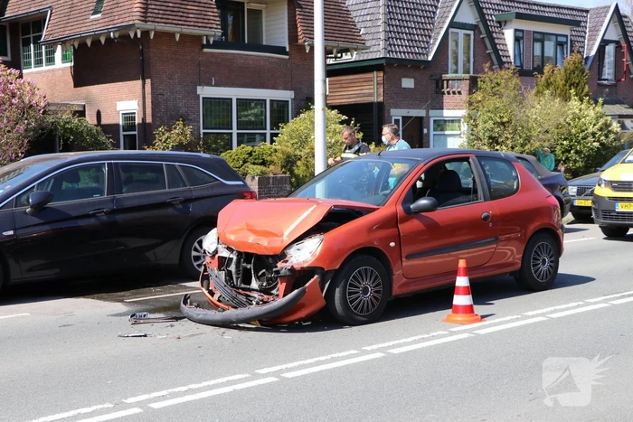 Forse schade bij ongeval tussen personenauto's