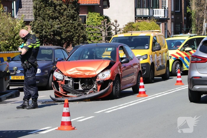 Forse schade bij ongeval tussen personenauto's
